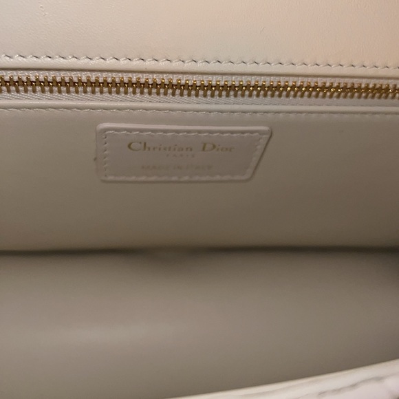 Like new Dior 30 montaigne white with gold hardware - Picture 8 of 8